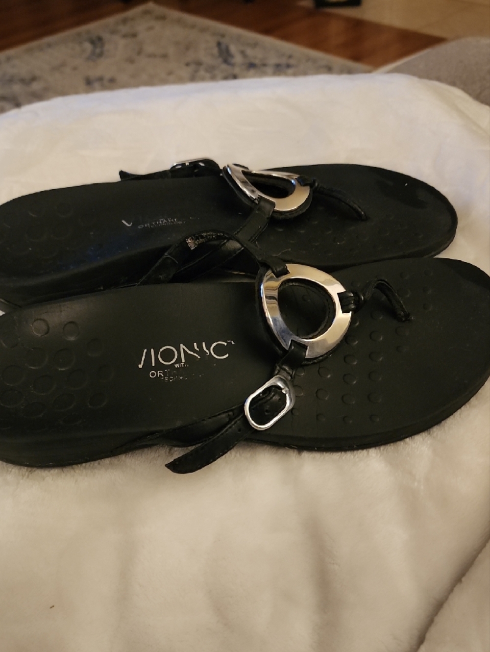 Vionic Orthaheel Black Women's Toe-Ring Sandals with Silver Ring Detail - Picture 5 of 6